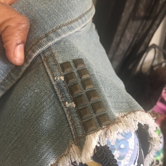 🚨 5/$20 Adorable light wash denim vest w/grommets - Picture 7 of 10